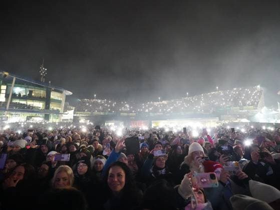 04.12.2025, Schladming, AUT, Unterwegs in Steiermark, Ski Opening 2025, Konzert, im Bild Backstreet Boys, Feature, Übersicht, Planai Stadion, Feature, Fan, Konzert,