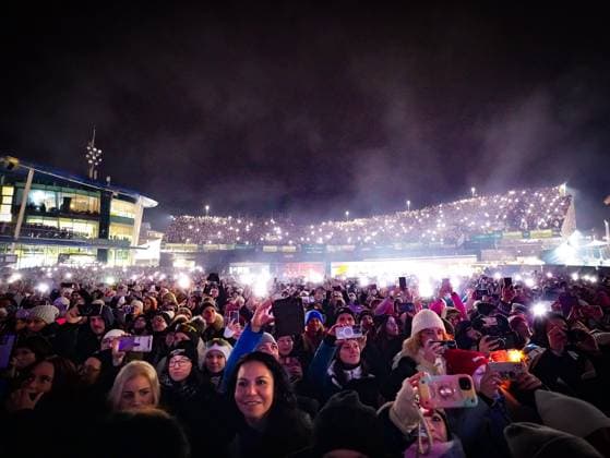 04.12.2025, Schladming, AUT, Unterwegs in Steiermark, Ski Opening 2025, Konzert, im Bild Backstreet Boys, Feature, Übersicht, Planai Stadion, Feature, Fan, Konzert,