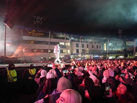 04.12.2025, Schladming, AUT, Unterwegs in Steiermark, Ski Opening 2025, Konzert, im Bild Backstreet Boys, Feature, Übersicht, Planai Stadion, Feature, Fan, Konzert,