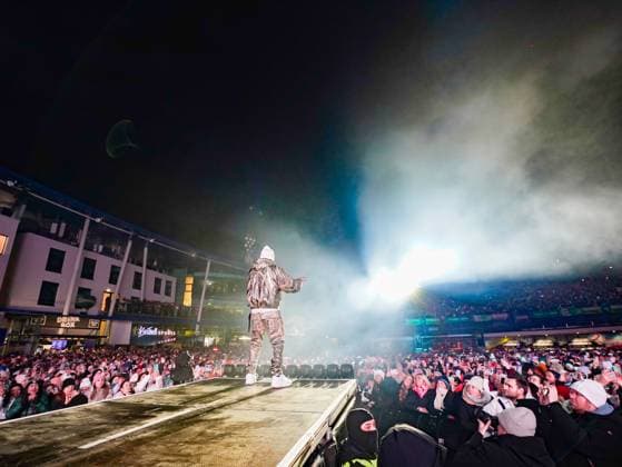 04.12.2025, Schladming, AUT, Unterwegs in Steiermark, Ski Opening 2025, Konzert, im Bild Backstreet Boys, Feature, Übersicht, Planai Stadion, Feature, Fan, Konzert,