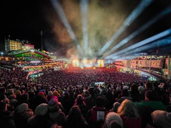 04.12.2025, Schladming, AUT, Unterwegs in Steiermark, Ski Opening 2025, Konzert, im Bild Backstreet Boys, Feature, Übersicht, Planai Stadion, Feature, Fan, Konzert,