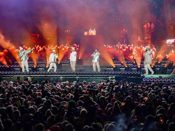 04.12.2025, Schladming, AUT, Unterwegs in Steiermark, Ski Opening 2025, Konzert, im Bild Backstreet Boys, Feature, Übersicht, Planai Stadion, Feature, Fan, Konzert,