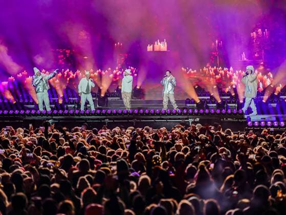 04.12.2025, Schladming, AUT, Unterwegs in Steiermark, Ski Opening 2025, Konzert, im Bild Backstreet Boys, Feature, Übersicht, Planai Stadion, Feature, Fan, Konzert,
