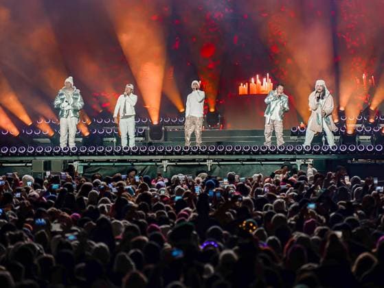04.12.2025, Schladming, AUT, Unterwegs in Steiermark, Ski Opening 2025, Konzert, im Bild Backstreet Boys, Feature, Übersicht, Planai Stadion, Feature, Fan, Konzert,