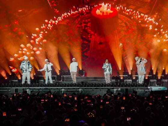 04.12.2025, Schladming, AUT, Unterwegs in Steiermark, Ski Opening 2025, Konzert, im Bild Backstreet Boys, Feature, Übersicht, Planai Stadion, Feature, Fan, Konzert,