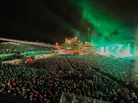 04.12.2025, Schladming, AUT, Unterwegs in Steiermark, Ski Opening 2025, Konzert, im Bild Backstreet Boys, Feature, Übersicht, Planai Stadion, Feature, Fan, Konzert,