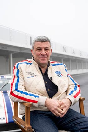 Exclusive François Allain C Lelouch and F Allain Vintage Mecanic celebrate the 60th anniversary of the filming of Un homme et une femme at the Linas Montlhéry Autodrome, December 11, 2025 If the film won the Palme dor at the Cannes Film Festival in 1966, the Oscar for Best Foreign Film in 1967 and for Best Original Screenplay, one of the films mythical elements is the Ford Mustang 145 In wanting to tell a love story like there is in life, and not like there is in cinema, in Claude Lelouchs own words, the director made cinema history with actors J L Trintignant and A Aimée With a budget of 470,000 francs and shot in black and white, the film magnifies the town of Deauville, making the Normandy seaside resort as legendary as this world-famou Copyright: xPierrexPerusseaux xBestimagexPierrexPerusseaux xBestimagex