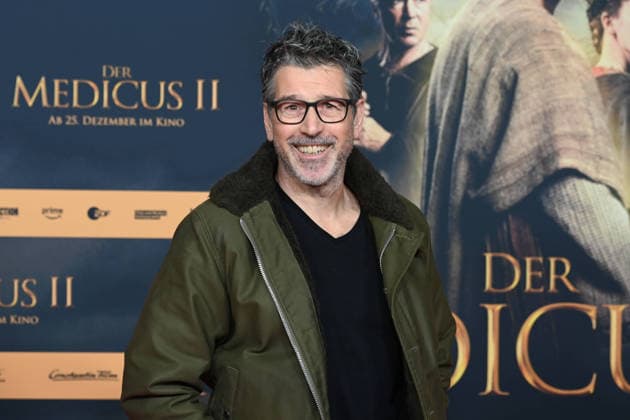 Wolfgang GROOS, Regisseur, Portraet, Porträt, Portrait, Angeschnittenes Einzelbild, Einzelmotiv, Roter Teppich, Red Carpet Show, Ankunft, arrival, Filmpremiere DER MEDICUS 2 am 15.12.2025 im Cinedom-Kino in Koeln,