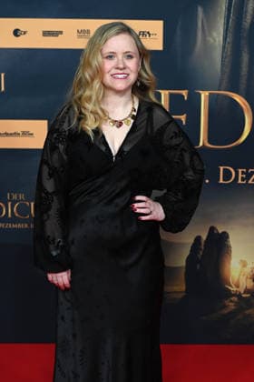 Evelyn CRAVEN, Schauspielerin, Portraet, Porträt, Portrait, Angeschnittenes Einzelbild, Einzelmotiv, Roter Teppich, Red Carpet Show, Ankunft, arrival, Filmpremiere DER MEDICUS 2 am 15.12.2025 im Cinedom-Kino in Koeln,