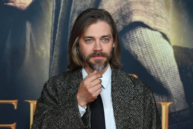 Tom PAYNE, Schauspieler, Portraet, Porträt, Portrait, Angeschnittenes Einzelbild, Einzelmotiv, Roter Teppich, Red Carpet Show, Ankunft, arrival, Filmpremiere DER MEDICUS 2 am 15.12.2025 im Cinedom-Kino in Koeln,
