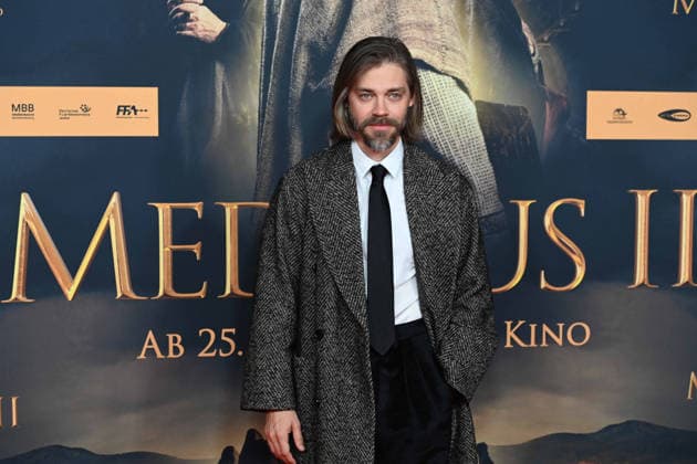 Tom PAYNE, Schauspieler, Portraet, Porträt, Portrait, Angeschnittenes Einzelbild, Einzelmotiv, Roter Teppich, Red Carpet Show, Ankunft, arrival, Filmpremiere DER MEDICUS 2 am 15.12.2025 im Cinedom-Kino in Koeln,