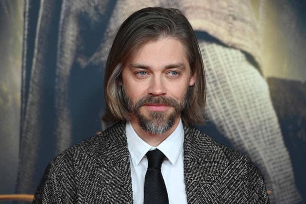 Tom PAYNE, Schauspieler, Portraet, Porträt, Portrait, Angeschnittenes Einzelbild, Einzelmotiv, Roter Teppich, Red Carpet Show, Ankunft, arrival, Filmpremiere DER MEDICUS 2 am 15.12.2025 im Cinedom-Kino in Koeln,