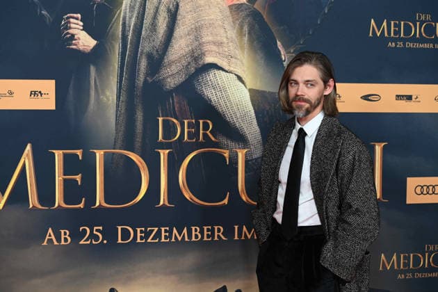 Tom PAYNE, Schauspieler, Portraet, Porträt, Portrait, Angeschnittenes Einzelbild, Einzelmotiv, Roter Teppich, Red Carpet Show, Ankunft, arrival, Filmpremiere DER MEDICUS 2 am 15.12.2025 im Cinedom-Kino in Koeln,
