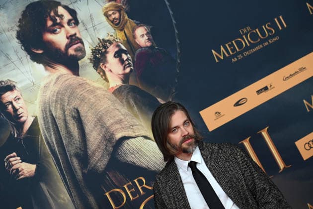 Tom PAYNE, Schauspieler, Portraet, Porträt, Portrait, Angeschnittenes Einzelbild, Einzelmotiv, Roter Teppich, Red Carpet Show, Ankunft, arrival, Filmpremiere DER MEDICUS 2 am 15.12.2025 im Cinedom-Kino in Koeln,