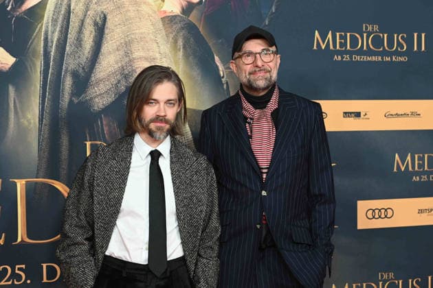 v.l. Tom PAYNE, Schauspieler, Philipp STOELZL, Stölzl, Regisseur, Portraet, Porträt, Portrait, Angeschnittenes Einzelbild, Einzelmotiv, Roter Teppich, Red Carpet Show, Ankunft, arrival, Filmpremiere DER MEDICUS 2 am 15.12.2025 im Cinedom-Kino in Koeln,