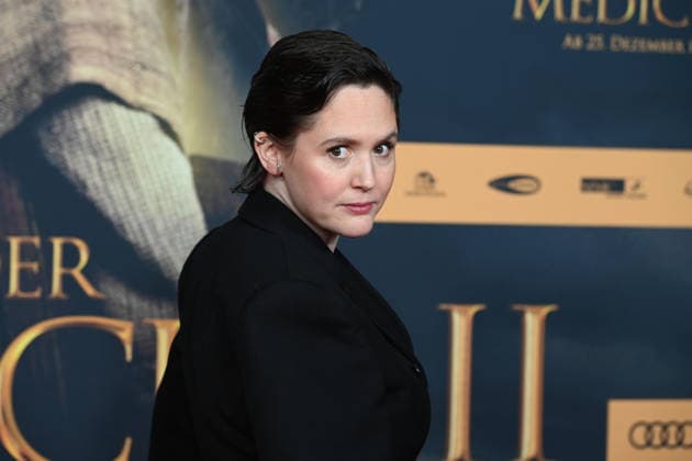 Emily COX, Schauspielerin, Portraet, Porträt, Portrait, Angeschnittenes Einzelbild, Einzelmotiv, Roter Teppich, Red Carpet Show, Ankunft, arrival, Filmpremiere DER MEDICUS 2 am 15.12.2025 im Cinedom-Kino in Koeln,