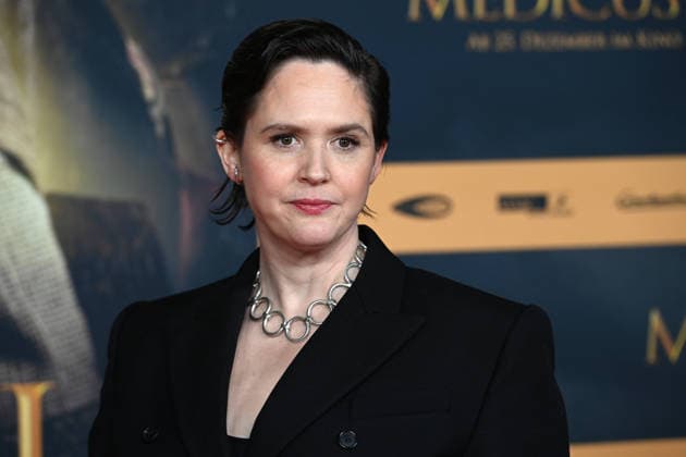 Emily COX, Schauspielerin, Portraet, Porträt, Portrait, Angeschnittenes Einzelbild, Einzelmotiv, Roter Teppich, Red Carpet Show, Ankunft, arrival, Filmpremiere DER MEDICUS 2 am 15.12.2025 im Cinedom-Kino in Koeln,