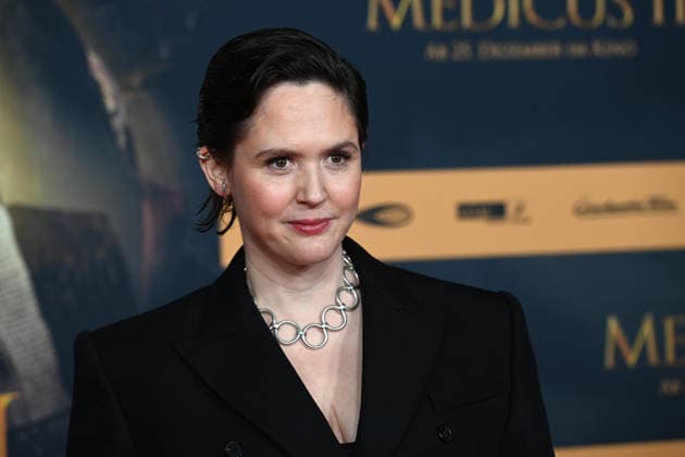 Emily COX, Schauspielerin, Portraet, Porträt, Portrait, Angeschnittenes Einzelbild, Einzelmotiv, Roter Teppich, Red Carpet Show, Ankunft, arrival, Filmpremiere DER MEDICUS 2 am 15.12.2025 im Cinedom-Kino in Koeln,