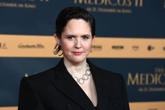 Emily COX, Schauspielerin, Portraet, Porträt, Portrait, Angeschnittenes Einzelbild, Einzelmotiv, Roter Teppich, Red Carpet Show, Ankunft, arrival, Filmpremiere DER MEDICUS 2 am 15.12.2025 im Cinedom-Kino in Koeln,