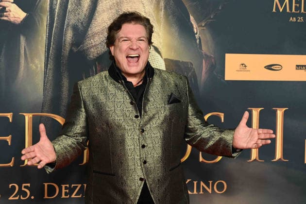 Francis FULTON-SMITH, Schauspieler, Portraet, Porträt, Portrait, Angeschnittenes Einzelbild, Einzelmotiv, Roter Teppich, Red Carpet Show, Ankunft, arrival, Filmpremiere DER MEDICUS 2 am 15.12.2025 im Cinedom-Kino in Koeln,