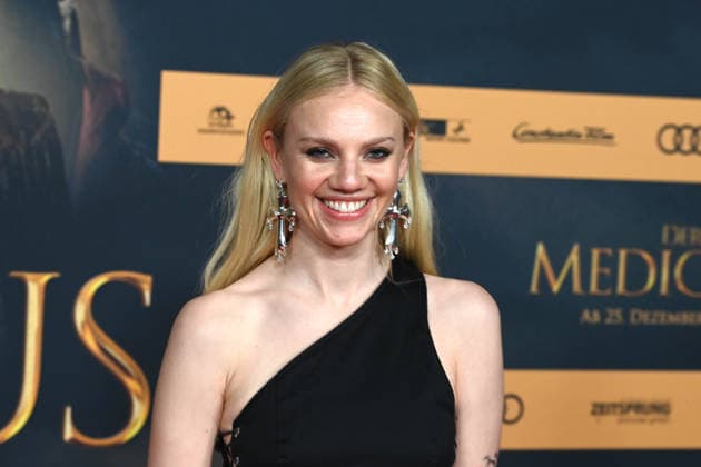 Aine Rose DALY, Schauspielerin, Portraet, Porträt, Portrait, Angeschnittenes Einzelbild, Einzelmotiv, Roter Teppich, Red Carpet Show, Ankunft, arrival, Filmpremiere DER MEDICUS 2 am 15.12.2025 im Cinedom-Kino in Koeln,
