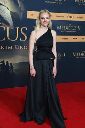 Aine Rose DALY, Schauspielerin, Portraet, Porträt, Portrait, Angeschnittenes Einzelbild, Einzelmotiv, Roter Teppich, Red Carpet Show, Ankunft, arrival, Filmpremiere DER MEDICUS 2 am 15.12.2025 im Cinedom-Kino in Koeln,
