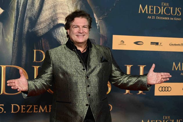 Francis FULTON-SMITH, Schauspieler, Portraet, Porträt, Portrait, Angeschnittenes Einzelbild, Einzelmotiv, Roter Teppich, Red Carpet Show, Ankunft, arrival, Filmpremiere DER MEDICUS 2 am 15.12.2025 im Cinedom-Kino in Koeln,