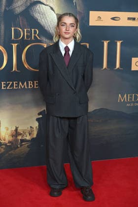 Rosie BOORE, Schauspielerin, Portraet, Porträt, Portrait, Angeschnittenes Einzelbild, Einzelmotiv, Roter Teppich, Red Carpet Show, Ankunft, arrival, Filmpremiere DER MEDICUS 2 am 15.12.2025 im Cinedom-Kino in Koeln,
