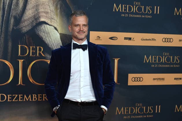 Mate HAUMANN, Schauspieler, Portraet, Porträt, Portrait, Angeschnittenes Einzelbild, Einzelmotiv, Roter Teppich, Red Carpet Show, Ankunft, arrival, Filmpremiere DER MEDICUS 2 am 15.12.2025 im Cinedom-Kino in Koeln,