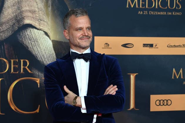 Mate HAUMANN, Schauspieler, Portraet, Porträt, Portrait, Angeschnittenes Einzelbild, Einzelmotiv, Roter Teppich, Red Carpet Show, Ankunft, arrival, Filmpremiere DER MEDICUS 2 am 15.12.2025 im Cinedom-Kino in Koeln,