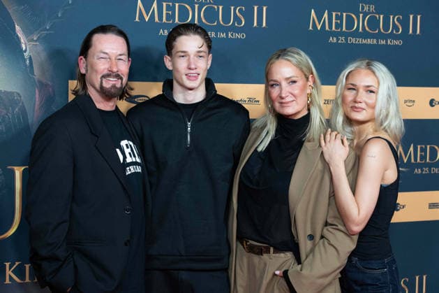 Janine KUNZE, Schauspielerin, mit ihrer Familie, Ehemann Jens BUDACH, Sohn Luiz BUDACH und Tochter Lili BUDACH, Schauspielerin, Roter Teppich, Red Carpet Show, Ankunft, arrival, Filmpremiere DER MEDICUS 2 am 15.12.2025 im Cinedom-Kino in Koeln,