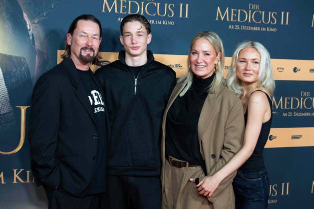 Janine KUNZE, Schauspielerin, mit ihrer Familie, Ehemann Jens BUDACH, Sohn Luiz BUDACH und Tochter Lili BUDACH, Schauspielerin, Roter Teppich, Red Carpet Show, Ankunft, arrival, Filmpremiere DER MEDICUS 2 am 15.12.2025 im Cinedom-Kino in Koeln,