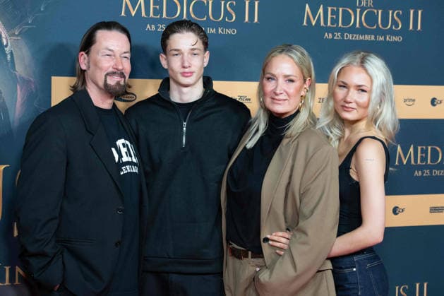 Janine KUNZE, Schauspielerin, mit ihrer Familie, Ehemann Jens BUDACH, Sohn Luiz BUDACH und Tochter Lili BUDACH, Schauspielerin, Roter Teppich, Red Carpet Show, Ankunft, arrival, Filmpremiere DER MEDICUS 2 am 15.12.2025 im Cinedom-Kino in Koeln,