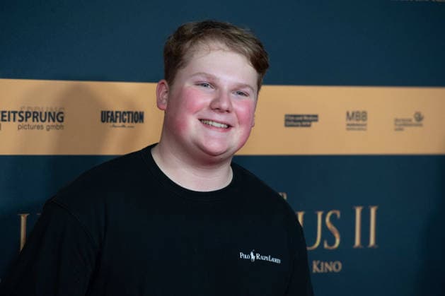 Julius WECKAUF, Schauspieler, Portraet, Porträt, Portrait, Angeschnittenes Einzelbild, Einzelmotiv, Roter Teppich, Red Carpet Show, Ankunft, arrival, Filmpremiere DER MEDICUS 2 am 15.12.2025 im Cinedom-Kino in Koeln,