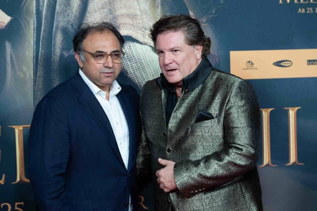v.l. Walid NAKSCHBANDI, Leiter der Film- und Medienstiftung NRW, Francis FULTON-SMITH, Schauspieler, Portraet, Porträt, Portrait, Angeschnittenes Einzelbild, Einzelmotiv, Roter Teppich, Red Carpet Show, Ankunft, arrival, Filmpremiere DER MEDICUS 2 am 15.12.2025 im Cinedom-Kino in Koeln,