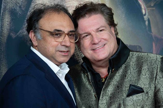 v.l. Walid NAKSCHBANDI, Leiter der Film- und Medienstiftung NRW, Francis FULTON-SMITH, Schauspieler, Portraet, Porträt, Portrait, Angeschnittenes Einzelbild, Einzelmotiv, Roter Teppich, Red Carpet Show, Ankunft, arrival, Filmpremiere DER MEDICUS 2 am 15.12.2025 im Cinedom-Kino in Koeln,