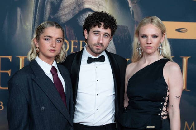 von links: Rosie BOORE, Schauspielerin, Jaouhar BEN AYED Schauspieler, Aine Rose DALY, Schauspielerin, Roter Teppich, Red Carpet Show, Ankunft, arrival, Filmpremiere DER MEDICUS 2 am 15.12.2025 im Cinedom-Kino in Koeln,