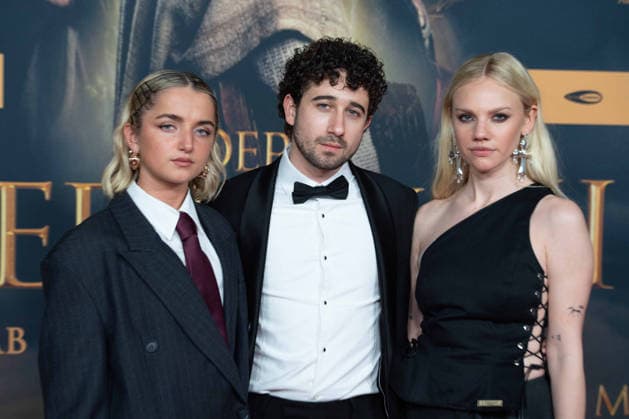von links: Rosie BOORE, Schauspielerin, Jaouhar BEN AYED Schauspieler, Aine Rose DALY, Schauspielerin, Roter Teppich, Red Carpet Show, Ankunft, arrival, Filmpremiere DER MEDICUS 2 am 15.12.2025 im Cinedom-Kino in Koeln,