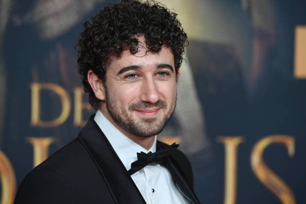 Jaouhar BEN AYED Schauspieler, Portraet, Porträt, Portrait, Angeschnittenes Einzelbild, Einzelmotiv, Roter Teppich, Red Carpet Show, Ankunft, arrival, Filmpremiere DER MEDICUS 2 am 15.12.2025 im Cinedom-Kino in Koeln,