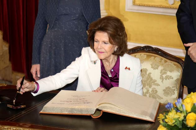 Königin Silvia von Schweden beim Eintrag ins Gästebuch anlässlich der Verleihung der Bayerischen Staatsmedaille für soziale Verdienste an Königin Silvia von Schweden in der Residenz. München, 17.12.2025