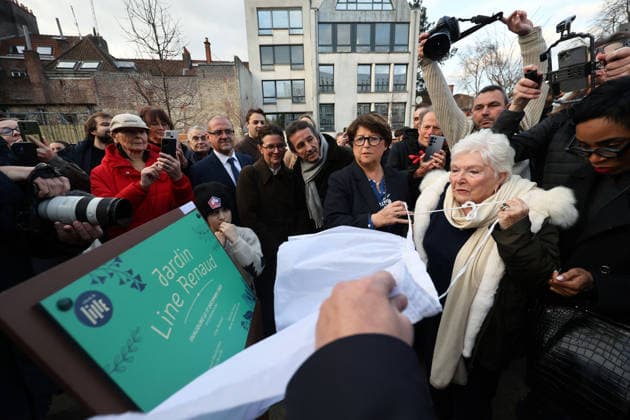 Line Renaud, 97, inaugurated a public garden bearing her name in Lille, France, on Wednesday, December 17, 2025 Claude Dubourg Bestimage French singer, revue leader and actress Line Renaud, 97, inaugurated a public garden bearing her name in Lille, France, on Wednesday, December 17, 2025 Lille France Copyright: xClaudexDubourgx xBestimagexClaudexDubourgx xBestimagex