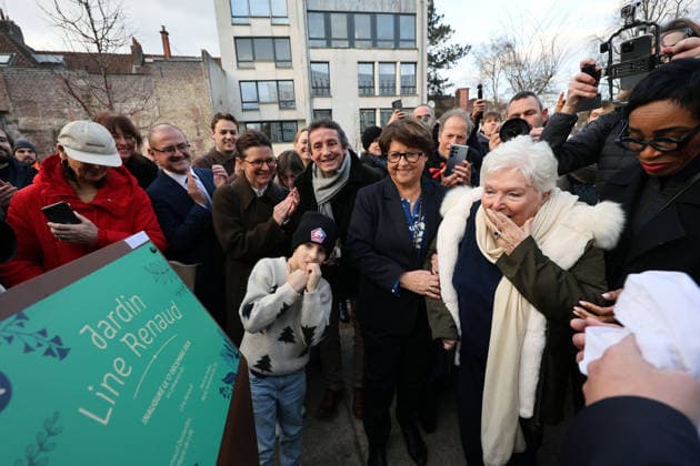 Line Renaud, 97, inaugurated a public garden bearing her name in Lille, France, on Wednesday, December 17, 2025 Claude Dubourg Bestimage French singer, revue leader and actress Line Renaud, 97, inaugurated a public garden bearing her name in Lille, France, on Wednesday, December 17, 2025 Lille France Copyright: xClaudexDubourgx xBestimagexClaudexDubourgx xBestimagex