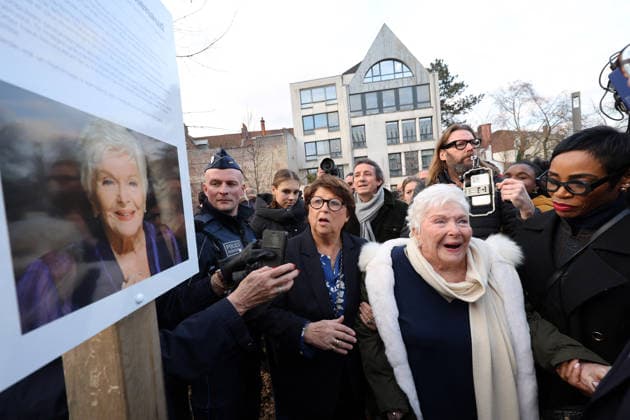 Line Renaud, 97, inaugurated a public garden bearing her name in Lille, France, on Wednesday, December 17, 2025 Claude Dubourg Bestimage French singer, revue leader and actress Line Renaud, 97, inaugurated a public garden bearing her name in Lille, France, on Wednesday, December 17, 2025 Lille France Copyright: xClaudexDubourgx xBestimagexClaudexDubourgx xBestimagex