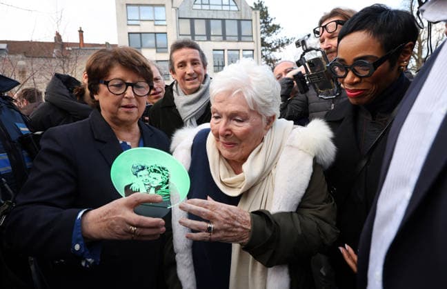 Line Renaud, 97, inaugurated a public garden bearing her name in Lille, France, on Wednesday, December 17, 2025 Claude Dubourg Bestimage French singer, revue leader and actress Line Renaud, 97, inaugurated a public garden bearing her name in Lille, France, on Wednesday, December 17, 2025 Lille France Copyright: xClaudexDubourgx xBestimagexClaudexDubourgx xBestimagex