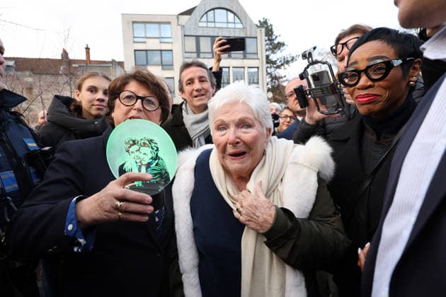 Line Renaud, 97, inaugurated a public garden bearing her name in Lille, France, on Wednesday, December 17, 2025 Claude Dubourg Bestimage French singer, revue leader and actress Line Renaud, 97, inaugurated a public garden bearing her name in Lille, France, on Wednesday, December 17, 2025 Lille France Copyright: xClaudexDubourgx xBestimagexClaudexDubourgx xBestimagex