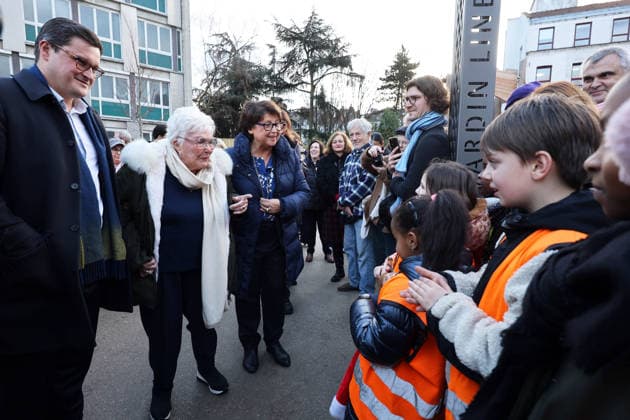 Line Renaud, 97, inaugurated a public garden bearing her name in Lille, France, on Wednesday, December 17, 2025 Claude Dubourg Bestimage French singer, revue leader and actress Line Renaud, 97, inaugurated a public garden bearing her name in Lille, France, on Wednesday, December 17, 2025 Lille France Copyright: xClaudexDubourgx xBestimagexClaudexDubourgx xBestimagex