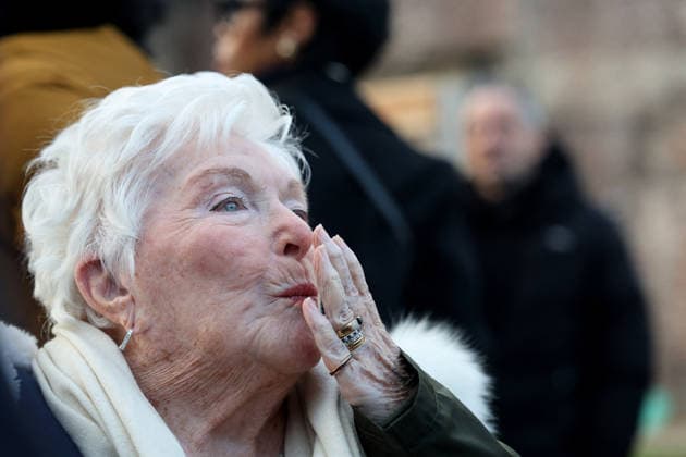 Entertainment Bilder des Tages Line Renaud, 97, inaugurated a public garden bearing her name in Lille, France, on Wednesday, December 17, 2025 Claude Dubourg Bestimage French singer, revue leader and actress Line Renaud, 97, inaugurated a public garden bearing her name in Lille, France, on Wednesday, December 17, 2025 Lille France Copyright: xClaudexDubourgx xBestimagexClaudexDubourgx xBestimagex