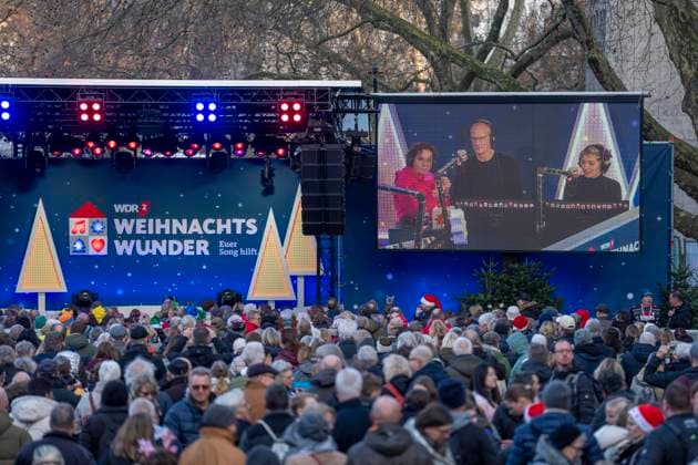 Das WDR2 Weihnachtswunder, Spenden Aktion über 5 Tage lange, non Stop Sendung, 24 Stunden, von 4 Moderatorinnen, hier das 4. Mal, dieses Mal vom Burgplatz in Essen, Spenden sammeln gegen den Hunger in der Welt und für die Tafeln in NRW, 15.644.256 € wurden gespendet, Großes Event mit Riesen Reichweite, NRW, Deutschland, WDR2 Weihnachtswunder