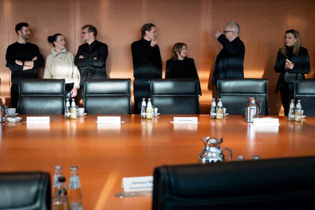 Musik-Gipfel im Bundeskanzleramt Ankunft der Musikschaffenden im kleinen Sitzungssaal im Bundeskanzleramt zum Musikgipfel auf Grund der Einladung des Beauftragte der Bundesregierung fuer Kultur und Medien. Mit (von links) Daniel Grunenberg von der Band Glasperlenspiel, aro Schrader, Musikerin,, Justus Huettner, Musiker, Karo Schrader, Musikerin, Ali Zuckowski, Axel Mueller, Musiker,, Annett Louisan, Musikerin, Herbert Groenemeyer; Musikmanagerin Sylvia Kollek, Berlin Berlin Deutschland