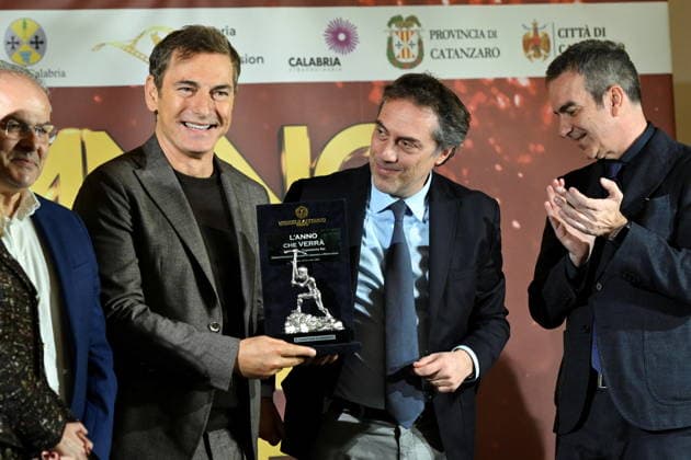 December 30, 2025, Catanzaro, Catanzaro, Italy: Press conference for the presentation of the RAI New Year s Eve program L anno che verro at the S. Giovanni Complex, Catanzaro. Pictured: Michele Affidato (L) presents a gift to host Marco Liorni (CS), presented by Nicola Fiorita (CD), Mayor of Catanzaro, and Roberto Occhiuto (D), President of the Calabria Region. Catanzaro, Italy 30 December 2025 Catanzaro Italy - ZUMAa289 20251230_zia_a289_050 Copyright: xValeriaxFerrarox